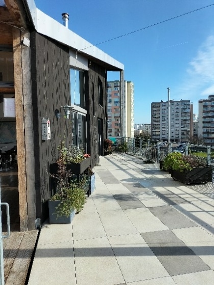 Photographie de la terrasse d'une maison en bois sur une copropriété à Brest. Photographie intégrée au dossier de retour d'expérience, réalisé par BATYLAB en mars 2023.