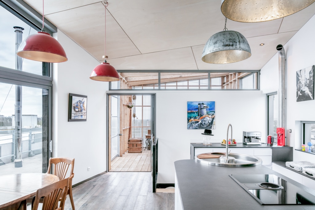 Photographie de l'aménagement intérieure d'une maison en bois sur une copropriété à Brest. Photographie intégrée au dossier de retour d'expérience, réalisé par BATYLAB en mars 2023. Crédits : Pascal LEOPOLD, Photographe.