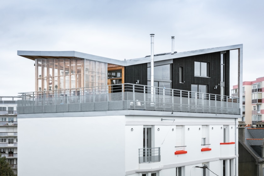 Photographie de la forme architecturale d'une maison en bois sur une copropriété à Brest. Photographie intégrée au dossier de retour d'expérience, réalisé par BATYLAB en mars 2023. Crédits : Pascal LEOPOLD, Photographe.