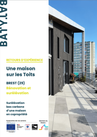 Couverture du retour d'expérience, réalisé par BATYLAB en Mars 2023, intitulé "une maison sur les toits". Le dossier traite de la surélévation d'une copropriété à Brest par une maison en bois avec un faible impacte carbone.