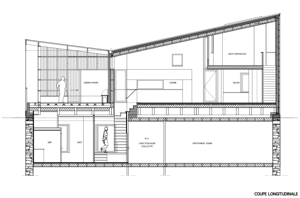 Photographie au crépuscule d'une surélévation en bois sur une copropriété à Brest. Photographie intégrée au dossier de retour d'expérience, réalisé par BATYLAB en mars 2023. Crédits : Claire BERNARD & Yannick JEGADO, Architectes